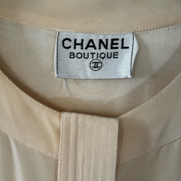 AUTHENTIC CHANEL Silk Blouse with Logo pocket and Chanel Button- Size 40 Cream - Picture 3 of 7